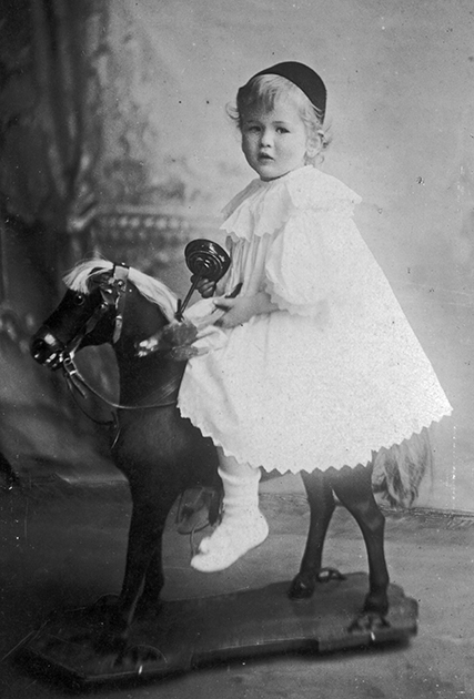 Мальчик в белом хлопковом платье, 1898 год