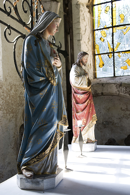 Статуя Девы Марии в голубых одеждах