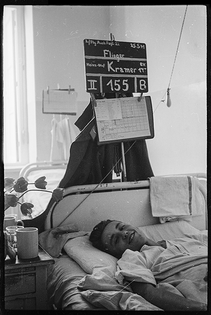 Хайнц-Олаф Крамер, пилот люфтваффе, на лечении в госпитале Росток. Роттенбург, Германия, 1941 год.