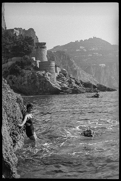 Супруга В. Крамера возле скалистого берега на Капри. Италия, 1941 год.