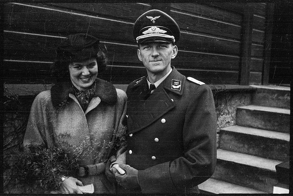 Друг Хайнца-Олафа Крамера, обер-лейтенант дивизии противовоздушной обороны, с невестой. Германия, 1943-1945 годы.