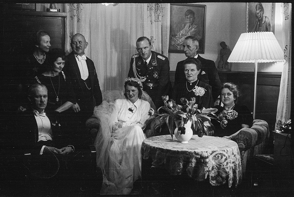 Свадьба друга Хайнца-Олафа Крамера, обер-лейтенанта дивизии противовоздушной обороны. Семья Крамеров слева. Германия, 1943-1945 годы.