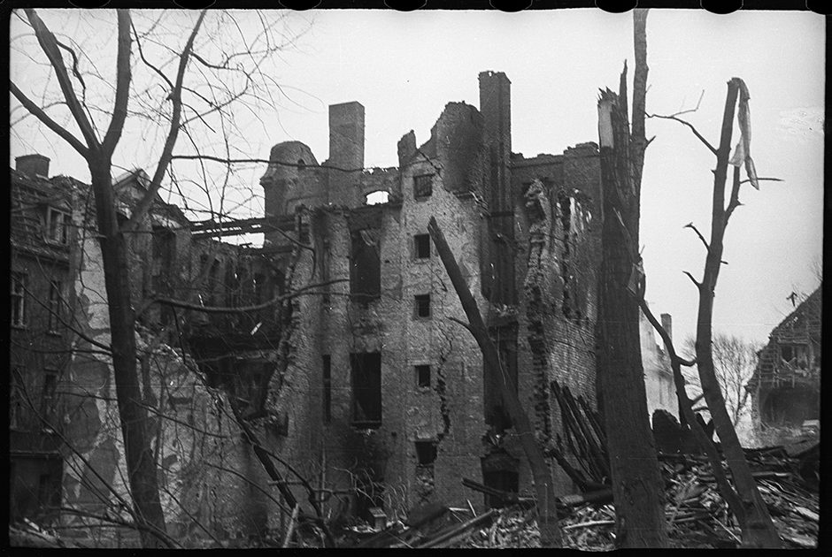 Разрушенные дома в городе Свинемюнде после атаки американских бомбардировщиков. Свинемюнде, Германия, 1945 год.
