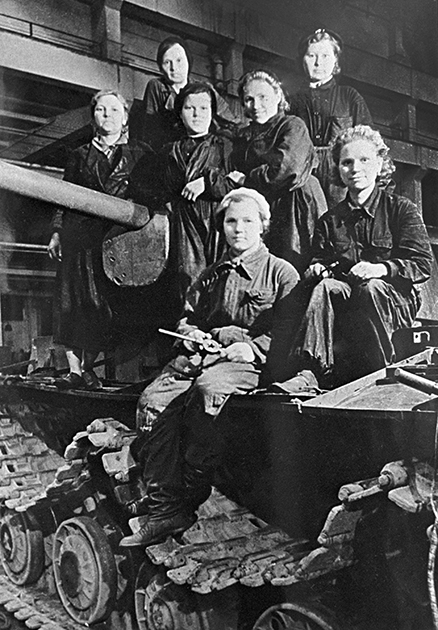 Женская бригада по ремонту танков на Ленинградском металлическом заводе, 1940-е