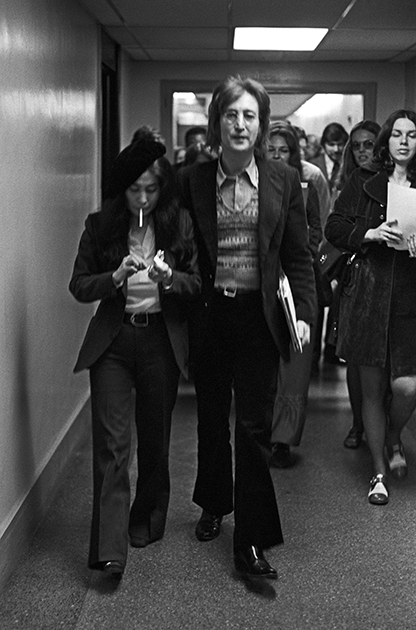 Жена Джона Леннона Йоко Оно в брючном костюме, 1972 год