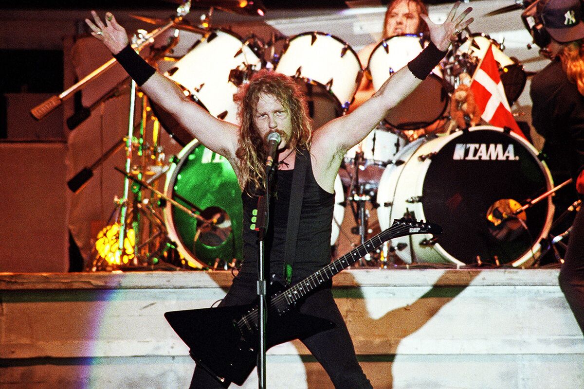Джеймс Хэдфилд из группы «Metallica» во время выступления на рок-фестивале «Монстры рока»