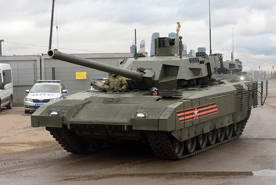 В 2020 году российская армия должна получить первую опытно-промышленную партию танков Т-14 «Армата». Это означает, что говорить о принятии на вооружение основного боевого танка, отличающегося необитаемой башней и заявленной способностью действовать в условиях сетецентрической войны, пока не приходится. Нельзя исключать, что после опытно-промышленной эксплуатации Т-14 «Армата» будет доработан, причем существенно.
