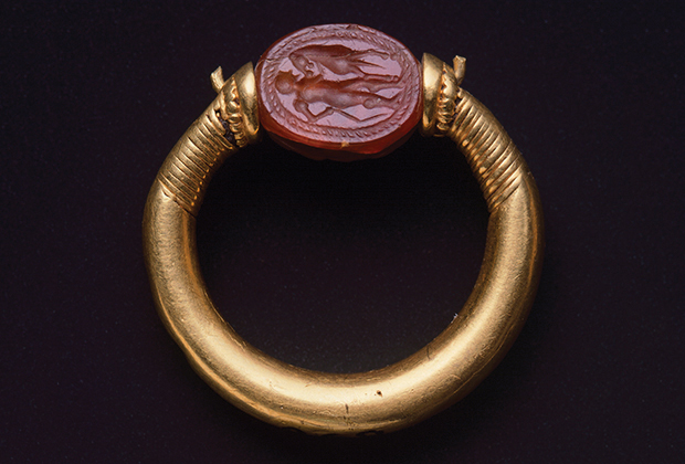 Этрусское кольцо из золота с геммой (IV век до нашей эры)