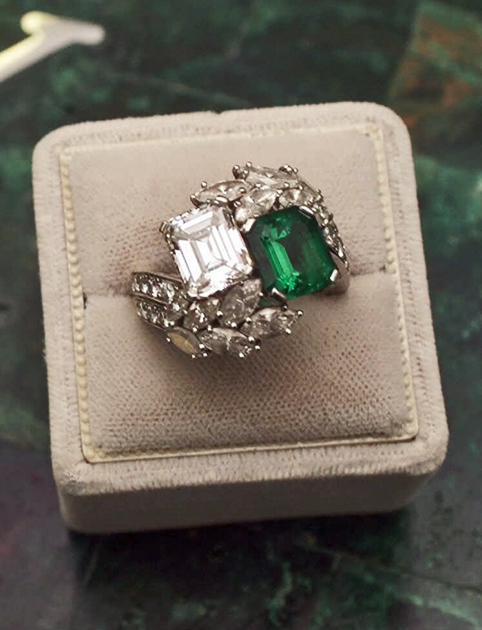 Помолвочное кольцо Жаклин Кеннеди с изумрудом и бриллиантами, подаренное ей Джоном Кеннеди