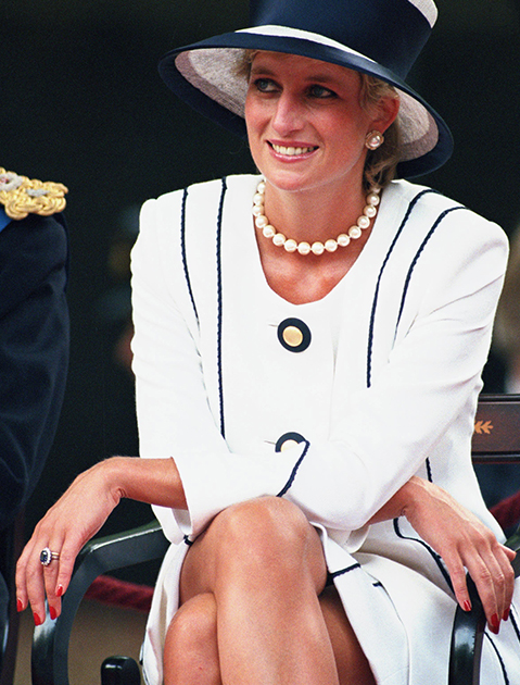 Принцесса Диана в помолвочном кольце Garrard с сапфиром и бриллиантами, 1995 год