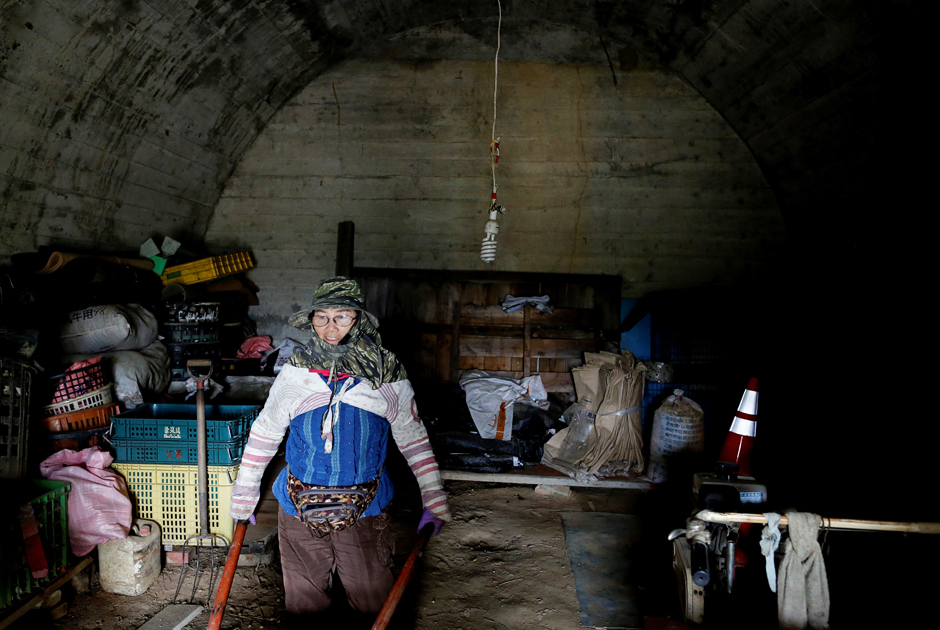 Сегодня фермеры используют бывшие военные бомбоубежища как склады для различных инструментов. 