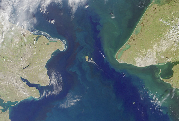 Пролив между Северным Ледовитым и Тихим океанами, который разделяет Азию и Северную Америку, соединяет Берингово море с Чукотским морем и Северным Ледовитым океаном. Наименьшая его ширина — 86 километров, наименьшая глубина фарватера — 36 метров.