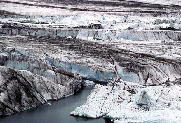 Самый крупный горный ледник в мире, его длина от самого удаленного истока составляет 203 километра, площадь — около 5,8 тысячи квадратных километров. Расположен в горах Чугач на Аляске (Северная Америка). На его территории берут начало несколько рек, а также от него питается на 90 процентов соленое озеро Витус, где, по легендам, водится криптид Витти.