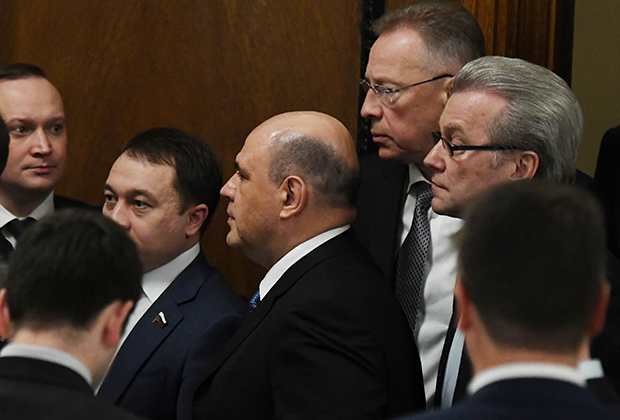 Кандидат на пост премьер-министра Михаил Мишустин (в центре) перед встречей с членами фракции «Единая Россия» в Госдуме