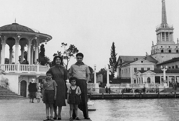 Нами Микоян с мужем и детьми в Сочи, 1959 год