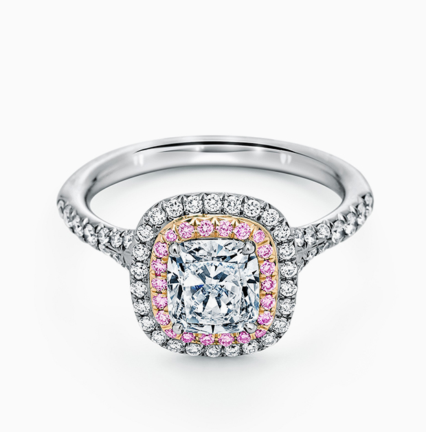 Помолвочное кольцо Tiffany Soleste из платины с центральным бриллиантом огранки «кушон»