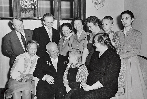 Первое официальное фото Хрущева с семьей