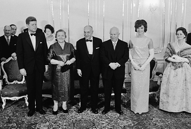 Американский президент Джон Кеннеди, Нина Хрущева, австрийский лидер Адольф Шерф, Никита Хрущев и Жаклин Кеннеди