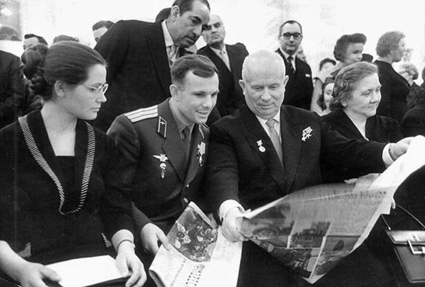 Юрий Гагарин с супругой и Никита Хрущев в Кремлевском дворце, 1961 год
