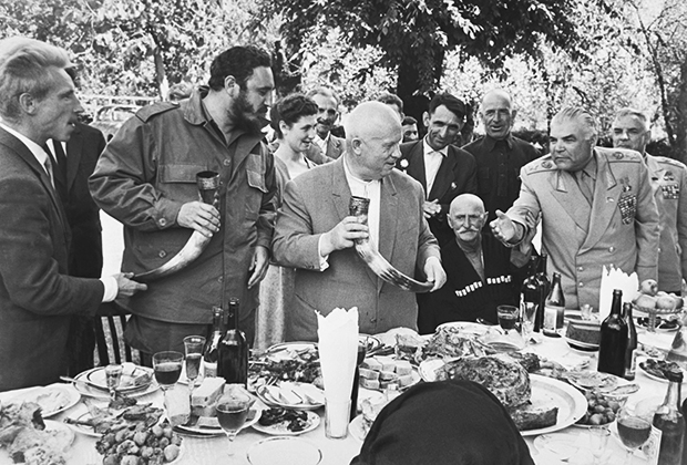 Никита Хрущев, премьер-министр Кубы Фидель Кастро и министр обороны СССР Родион Малиновский во время посещения села Дурипш Гудаутского района, 1963 год