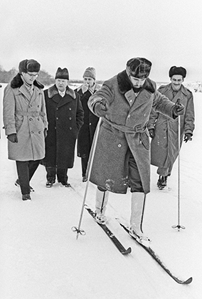 Никита Хрущев и Фидель Кастро на лыжах во время загородной прогулки, 1964 год