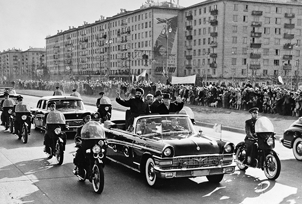 Никита Хрущев и Леонид Брежнев проводят обзорную экскурсию по Москве для кубинского премьера Фиделя Кастро во время его первого визита в СССР, 1963 год
