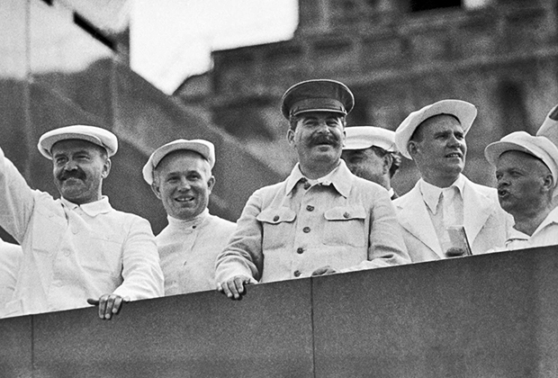 Члены Политбюро на параде атлетов, Москва, 1936 год