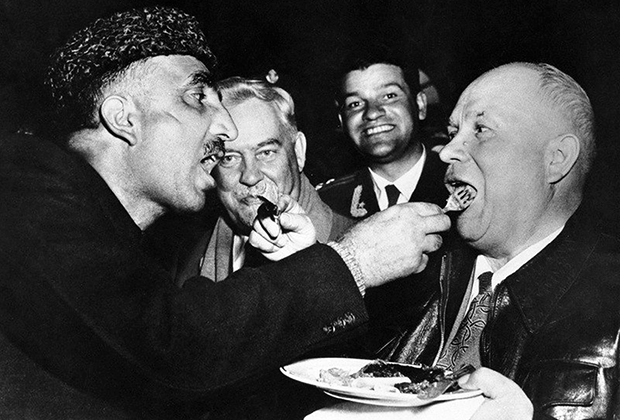 Визит Никиты Хрущева в Индию, 1955 год. Взаимное кормление — обычай высшего кашмирского гостеприимства