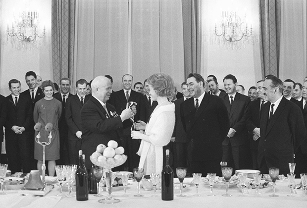  Никита Хрущев и Леонид Брежнев во время банкета, 1964 год