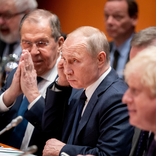 Глава МИД России Сергей Лавров, президент России Владимир Путин и премьер-министр Великобритании Борис Джонсон