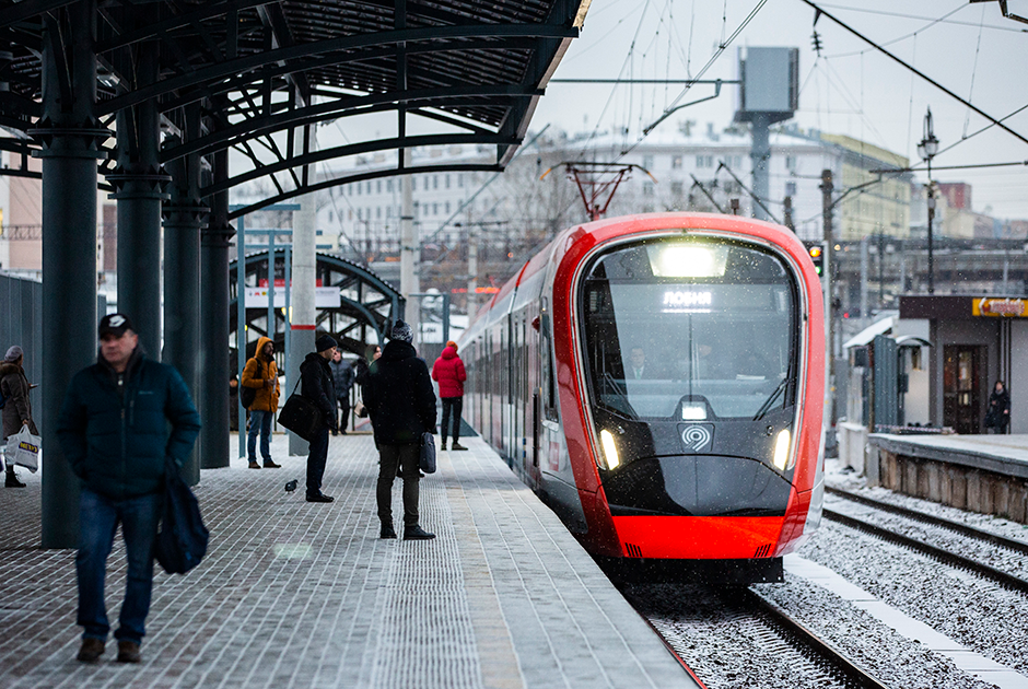 Проект «Московские центральные диаметры» — сквозные железнодорожные линии в Москве и Московской области, которыми пользуются до полумиллиона пассажиров в день. Первые два маршрута МЦД соединили 57 станций, с 19 из которых можно бесплатно сделать пересадку на метро и Московское центральное кольцо (МЦК). До 2024 года количество станций на обоих маршрутах будет увеличено до 66, а число пересадок — до 27. Пассажиры выбирают МЦД не только для ежедневных поездок в центр Москвы из области и обратно, но и для поездок в выходные и праздничные дни, причем с различными целями. Например, благодаря МЦД можно быстрее добраться до более чем 55 парков и 20 крупных храмов Москвы и Подмосковья. 
