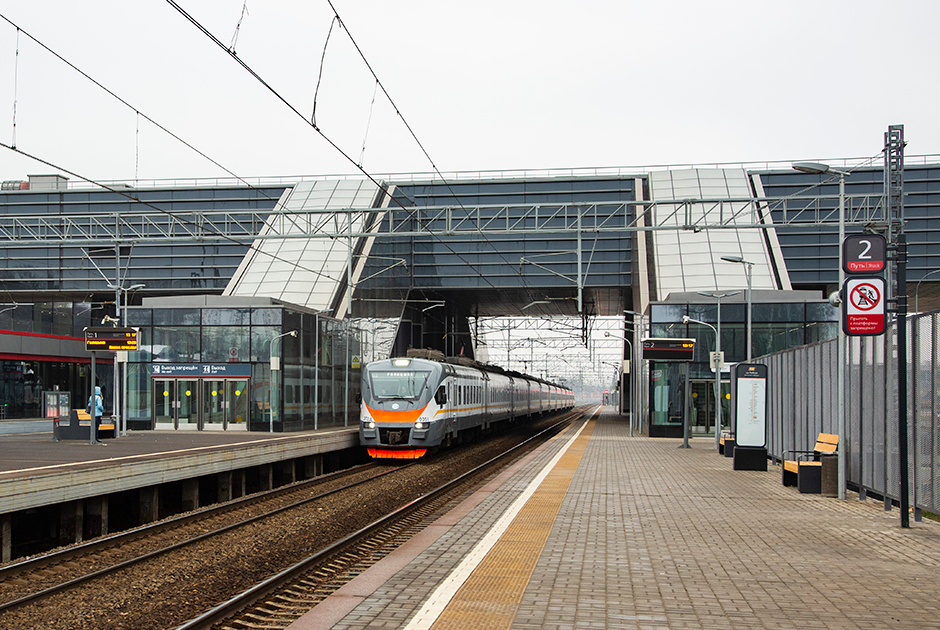 Поездами МЦД являются не только «Иволги», а все электропоезда (кроме экспрессов), которые курсируют по линиям первых двух Московских центральных диаметров, то есть от станции Одинцово до станции Лобня (МЦД-1) и от станции Подольск до станции Нахабино (МЦД-2). Кроме того, пассажиров на МЦД-1 от Одинцово до Окружной по тарифам МЦД перевозят поезда «Аэроэкспресс», следующие в аэропорт Шереметьево.