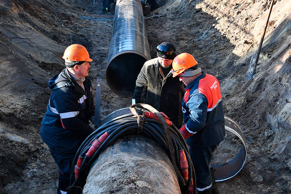  Рабочие ремонтируют участок магистрального нефтепровода «Дружба»