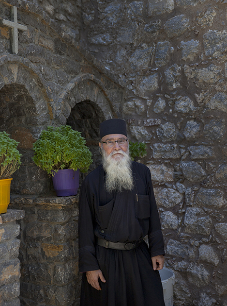 Отец Эммануил — единственный насельник монастыря святого Пантелеимона, расположенного на склонах горы Профитис Илиас острова Тилос. В монастыре есть источники с пресной холодной водой и огромное дерево мушмулы.
