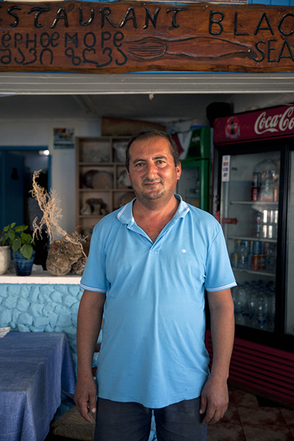 Тамаз Теношвили родом из Кварельского района Грузии, в Грецию приехал в 1993 году с беременной женой, спасаясь от войны и нищеты. Он думал пересидеть здесь и вернуться домой, однако в итоге остался нелегально, обосновавшись на острове Халки — подальше от властей.