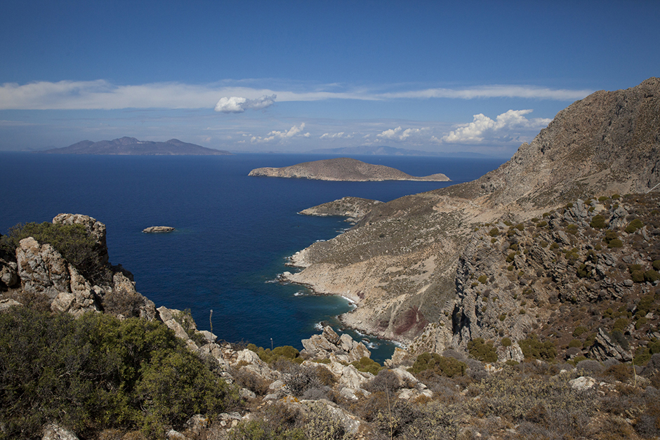 С одной из возвышенностей острова Тилос открывается вид на необитаемый остров Гайдарос, острова Нисирос (слева на горизонте) и Кос (на горизонте справа).