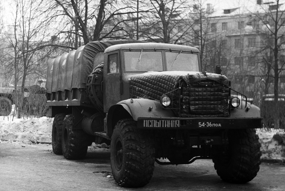 Советский тяжелый грузовой автомобиль с колесной формулой 6×6. Его использовали для езды как по обычным дорогам, так и по бездорожью. Часто его называли «лаптёжник» из-за огромных колес, которые в народе называли «лапти».

Это была довольно массовая модель — с 1967-го по 1993 год было выпущено более 160 тысяч экземпляров. Кабина имела деревянный каркас с металлической обшивкой, в ней могли разместиться шесть человек. В качестве силовой установки использовали дизельную V-образную «восьмерку».

Специально для Крайнего Севера выпустили модификацию с литерой «С» в названии. От обычного КрАЗа она отличалась возможностью запуска от внешнего источника тока. Также этот грузовик был оснащен подогревом топливных баков и аккумуляторной батареей, а моторный отсек был дополнительно утеплен.
