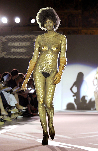 Инопланетный образ, выбранный Жан-Полем Готье специально для шоу Fashion in Motion в Музее Виктории и Альберта в Лондоне. 
