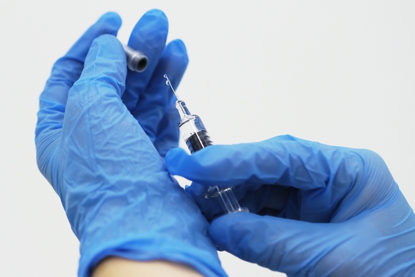 Названы сроки создания вакцины против китайского вируса в России