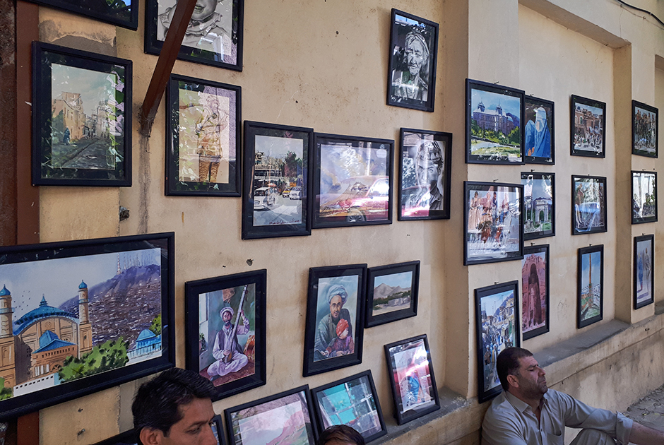 Лавка художника Jan Ali Yazdany, который выставляет картины и других художников. Кабул, 21.07.2019