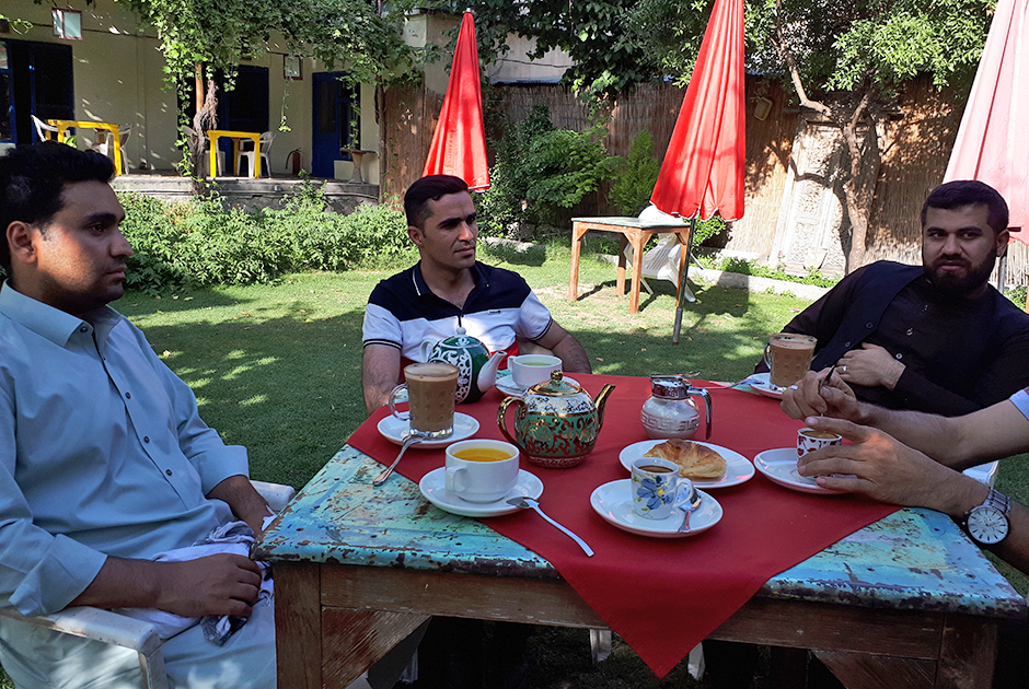 Пахтуны Седик, Мунир и Шихаб в Le Bistro — уютной забегаловке в центре Кабула. 21.07.2019