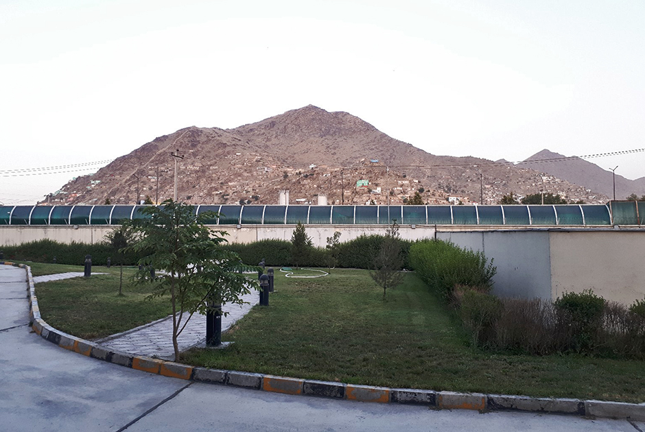 В Российском центре науки и культуры в Кабуле — напротив холма Замбурак-шо, названного по имени легендарного царя, строителя исторической стены, различимой на холме. Кабул, 16.07.2019