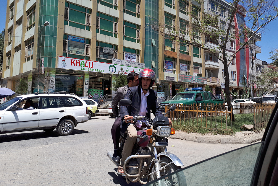 На улице 32 градуса, но стилю жара нипочем. Кабул, 22.07.2017