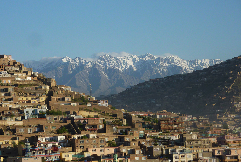 Кабул в шесть утра: на холмах живут менее обеспеченные горожане, чем внизу долины, где проще обеспечить подачу воды в дом. 10.05.2014