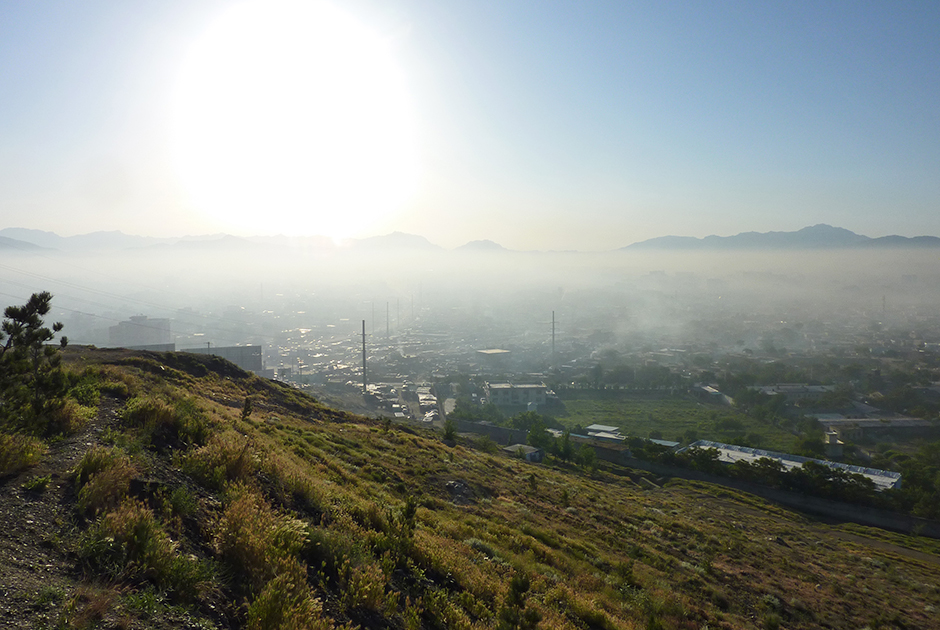 Кабул в шесть утра. Город в дыму тандыров — пекут лепешки. 10.05.2014