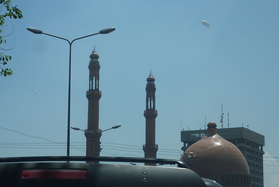 Мечеть и цеппелин в центре Кабула, 10.05.2014