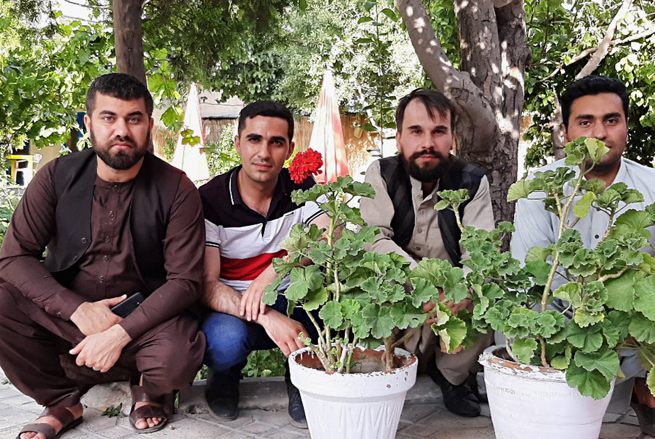 Пахтуны Шихаб, Мунир и Седик, цветы и Святослав. Le Bistro, Кабул, 21.07.2019