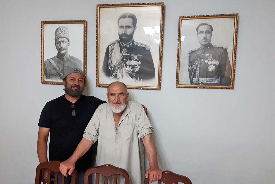 В Национальном музее Нуристана: хозяин Акбар Гарзай, его сын, а также портреты: дед Абдул Вакиль Хан, герой войны 1919 года за независимость от англичан (в центре), отец Мохаммад Сафар Вакиль Гарзай (справа), тесть-пуштун (слева)