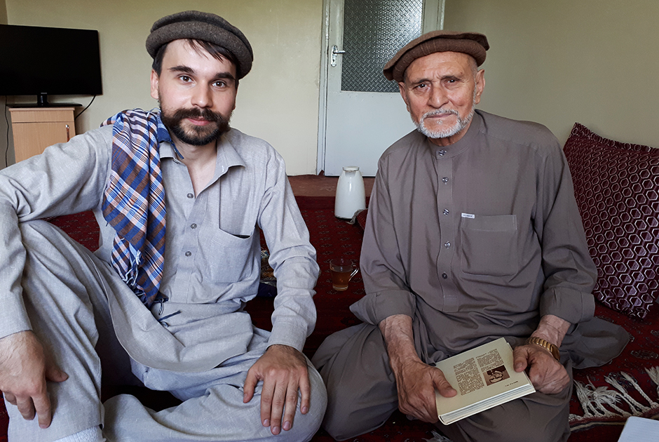 В районе «хрущевок», который местные называют Macroyan: Святослав и нуристанский писатель Samiullah Taza (журналист, историк, лингвист). Кабул, 21.07.2017
