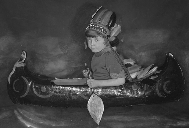 Сын Алана Милна Кристофер Робин в игрушечном каноэ, 1925 год